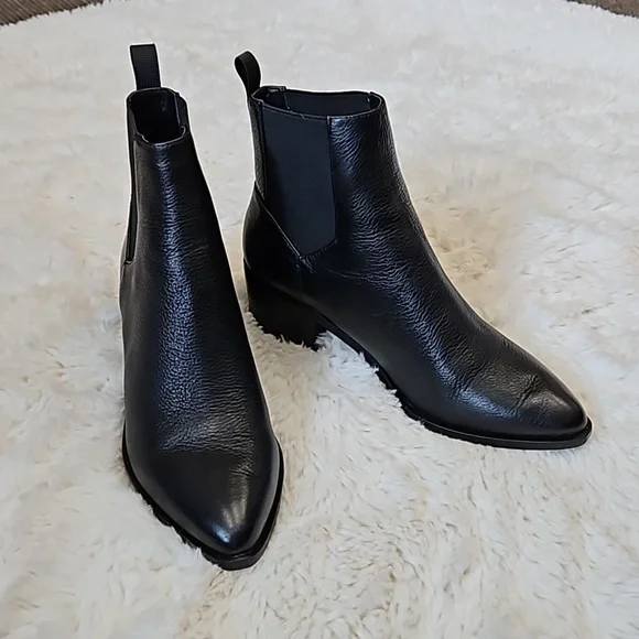 *SOLD* Chinese Filip Black Bootie, size 6, Like new with original box - Picture 1 of 12